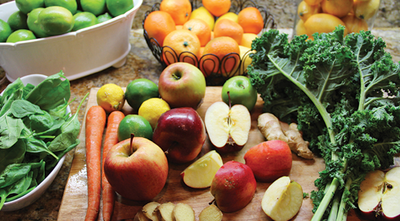 Mostrador de cocina con frutas y vegetales