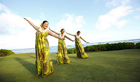 Bailando Buena Para La Salud - Mujeres Bailando En La Grama en Hawai