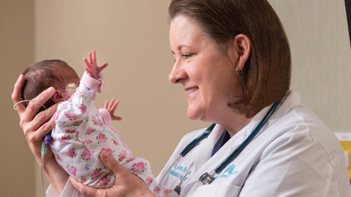 Médico sosteniendo un bebé